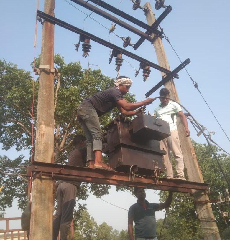 मुख्यमंत्री कैंप कार्यालय की पहल पर ग्राम मरचाई ढ़ोढ़ी  में बदला गया ट्रांसफार्मर